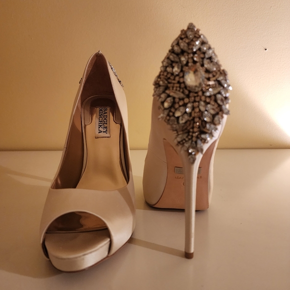 BADGLEY MISCHKA Kiara Embellished Peep-toe Pump - Picture 5 of 7